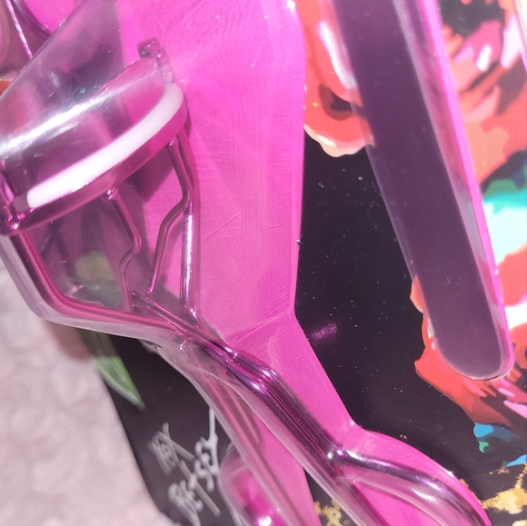 Betsey Johnson Lash & Brow Set - Picture 6 of 8